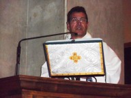 don Gianni Cilli, diacono permanente, pronuncia l'omelia