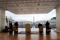 Come sempre gremita piazza San Pietro per l'udienza generale