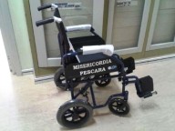 La sedia a rotelle donata dai volontari della Misericordia di Pescara