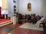 L‘arcivescovo Valentinetti, insieme all‘assemblea, ascolta il discorso di Papa Francesco