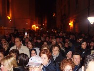 I fedeli in attesa dell'apertura della Porta santa