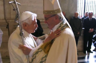 L'abbraccio tra Papa Francesco e il Papa emerito Benedetto XVI