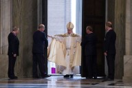 Papa Francesco varca la soglia della Porta Santa