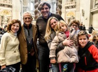 Una famiglia presente alla Santa messa di Papa Francesco
