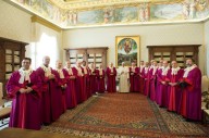 Papa Francesco insieme ai giudici della Sacra Rota