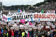 I manifestanti contestano il ddl Cirinnà
