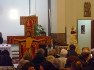 La devozione di giovani e adulti verso la Croce di San Damiano e l'effige della Madonna di Loreto