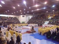 Il Palasport Giovanni Paolo II gremito da fedeli e concelebranti