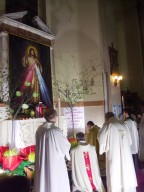 L'arcivescovo Valentinetti, al termine della messa, prega davanti l'altare della reposizione dell'Eucaristia
