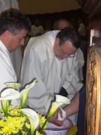 Un altro momento della lavanda dei piedi