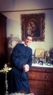 don Marco Pagliccia, con indosso la talare della Confederazione dell'Oratorio di San Filippo Neri