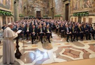 La Sala regia in Vaticano gremita durante il discorso di Papa Francesco