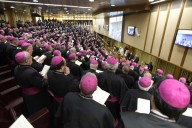 I vescovi italiani riuniti nell'Aula del Sinodo