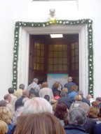 Gli accoliti attraversano la Porta santa della Cattedrale di San Cetteo