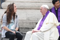 Papa Francesco confessa una giovane al recente Giubileo dei ragazzi