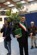 Marco Alessandrini, sindaco di Pescara, riceve in consegna le magnolie