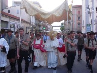 L'arcivescovo Valentinetti guida la solenne processione cittadina del Corpus Domini