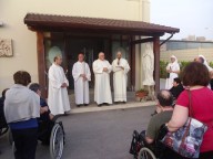 Don Giancarlo Mandelli introduce l'attraversamento dell Porta santa