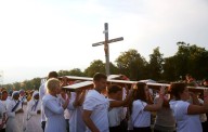 La croce, portata dai giovani, durante la Via Crucis di ieri sera