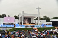 I giovani davanti al palco, sotto una pioggia battente
