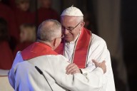 L'abbraccio tra Papa Francesco il vescovo luterano Munib Younan