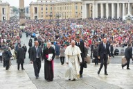 L'arrivo di Papa Francesco sul sagrato di piazza San Pietro