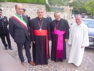 Il cardinale Sepe e l‘arcivescovo Valentinetti con don Gianni Caldarelli e il sindaco Nunzio Di Donato