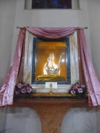 Il busto argenteo di San Cetteo esposto nella nicchia in Cattedrale