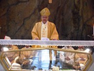 Il cardinale Crescenzio Sepe pronuncia l‘omelia sull‘altare che custodisce le reliquie del Beato