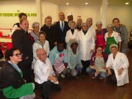 Il ministro Alfano insieme ai volontari della mensa diocesana