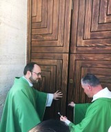don Mauro Pallini e don Gianni Caldarelli, chiudono la porta santa del Santuario del Beato Nunzio Sulprizio