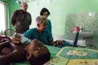 Una delle foto di Francesco Cilli, che ritraggono i medici al lavoro in Bangladesh