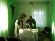L'arcivescovo Valentinetti e don Marco Pagniello concelebrano la messa a Mabe