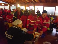 La signora Giuliana serve il pranzo ai soccorritori a mensa