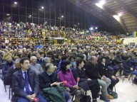 Il Palasport comunale di Penne gremito