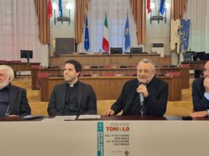 Mons. Giuseppe Lorizio, don Alessio De Fabritiis, monsignor Tommaso Valentinetti e Liborio Stuppia inaugurando l'anno accademico 2024-2025 dell'Issr Toniolo di Pescara