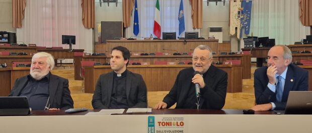 Mons. Giuseppe Lorizio, don Alessio De Fabritiis, monsignor Tommaso Valentinetti e Liborio Stuppia inaugurando l'anno accademico 2024-2025 dell'Issr Toniolo di Pescara